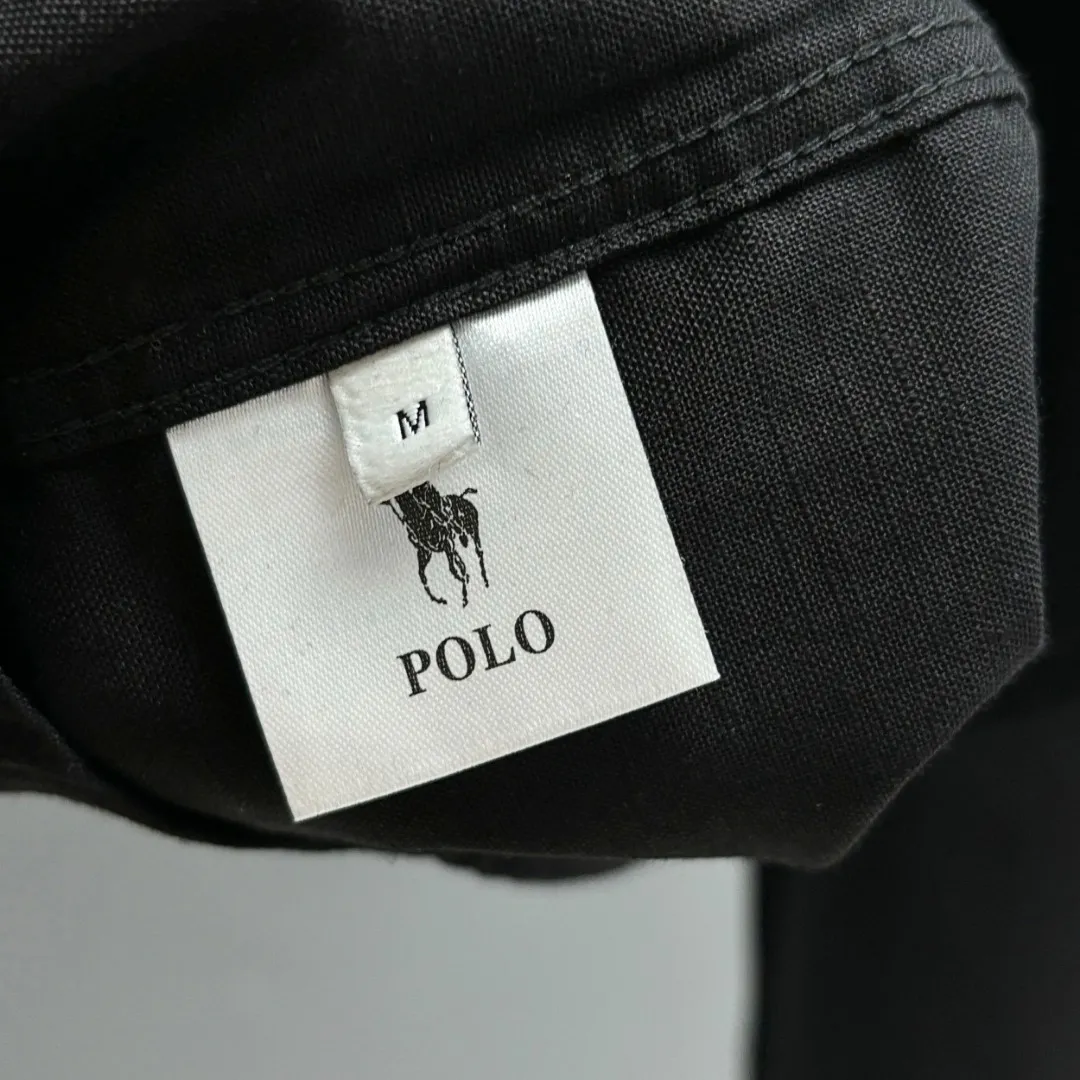 🅿️220 Ralph Lauren/Ralph Lauren early autumn linen embroidered shirt is made of custom-made natural plant fiber linen fabric with a unique bamboo texture. It has a simple and simple beauty. It has a loose fit and a three-dimensional upper body. The lines are smooth and natural. From the shoulder line to the waist line to the hem, the line transition is smooth. There are no unnecessary folds or accumulation. The whole body is neat and stretched. The chest is embellished with the iconic pony embroidery. Simple but highly recognizable. The color transition of the embroidery thread is natural. The stitches are even and uniform in size. The stitches can also connect naturally and the lines are smooth and not stiff. Size: S M L XL